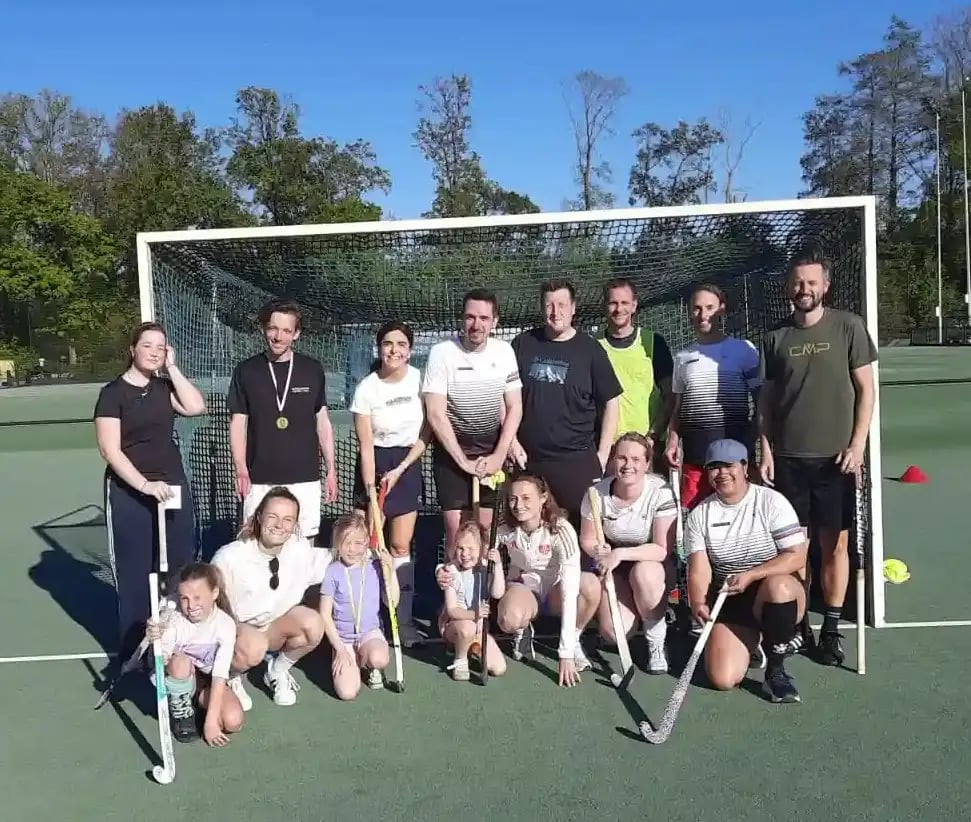 Groep mensen in hockey doel.