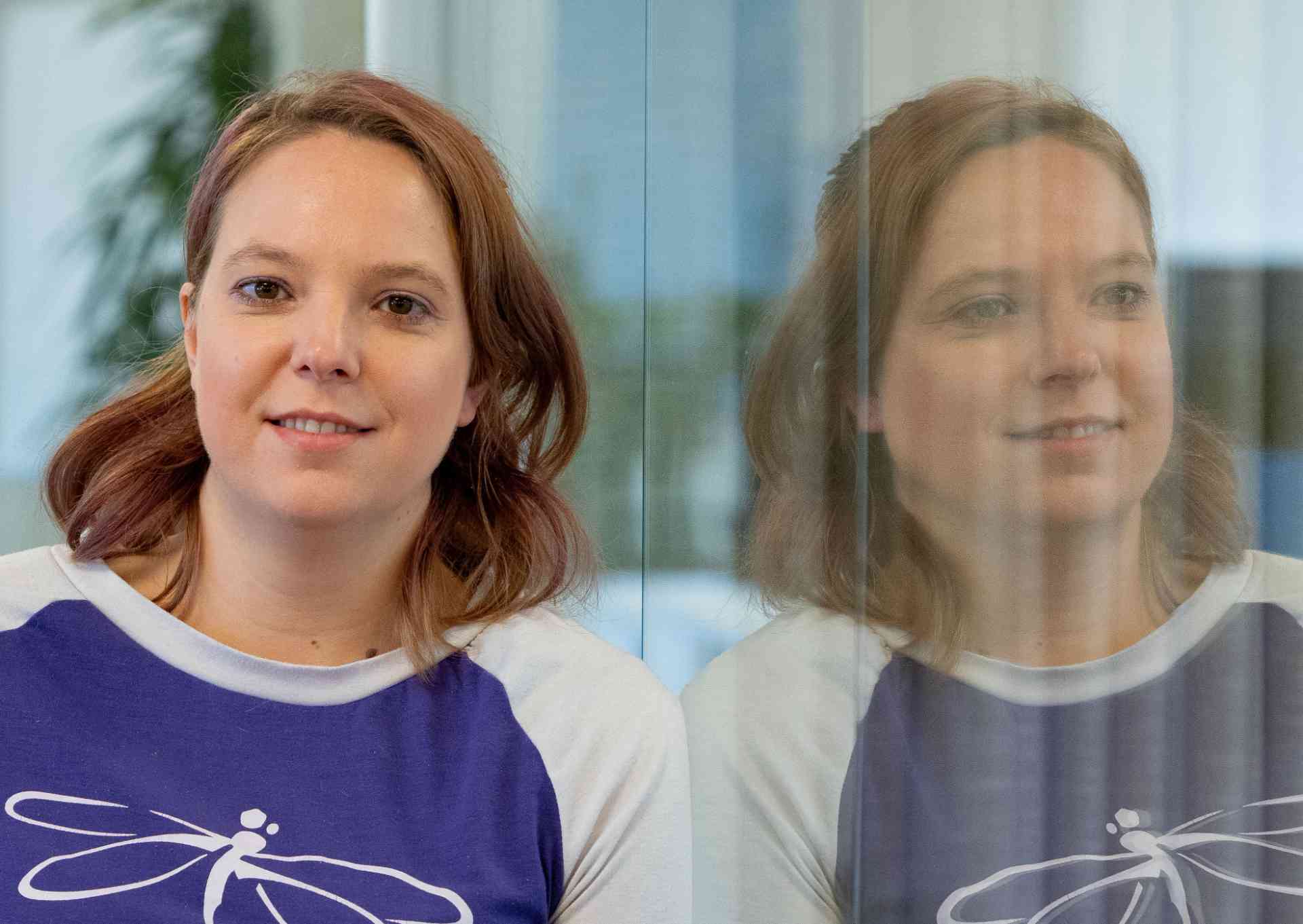 Meisje staat tegen glazen deur