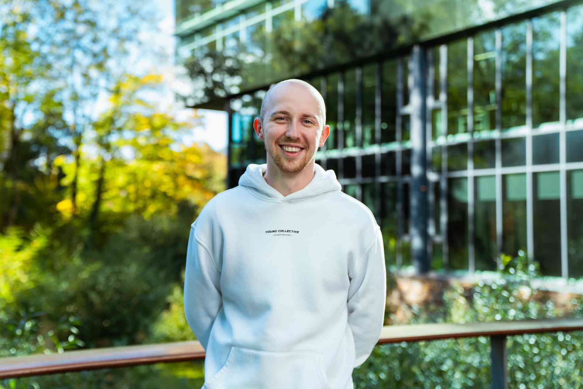 Jongen kijkt in camera.