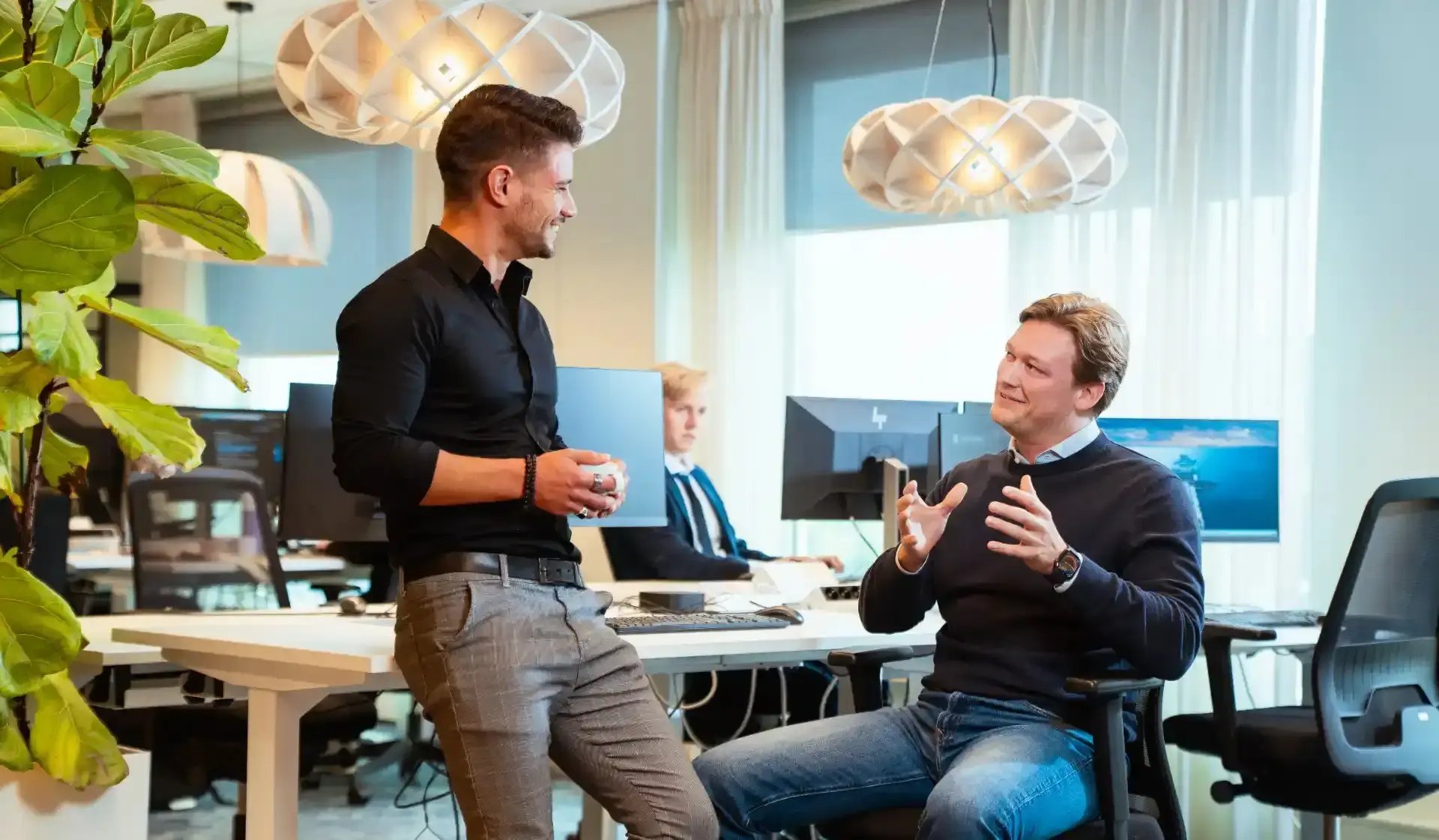 2 mannen in gesprek.