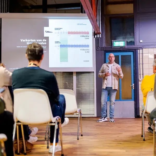 Anthony Dickinson aan het presenteren naast een beamer richting het publiek