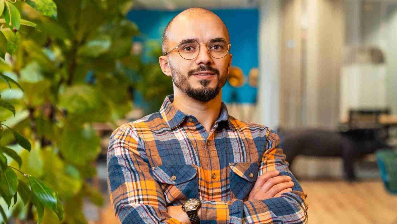 Man met armen over elkaar