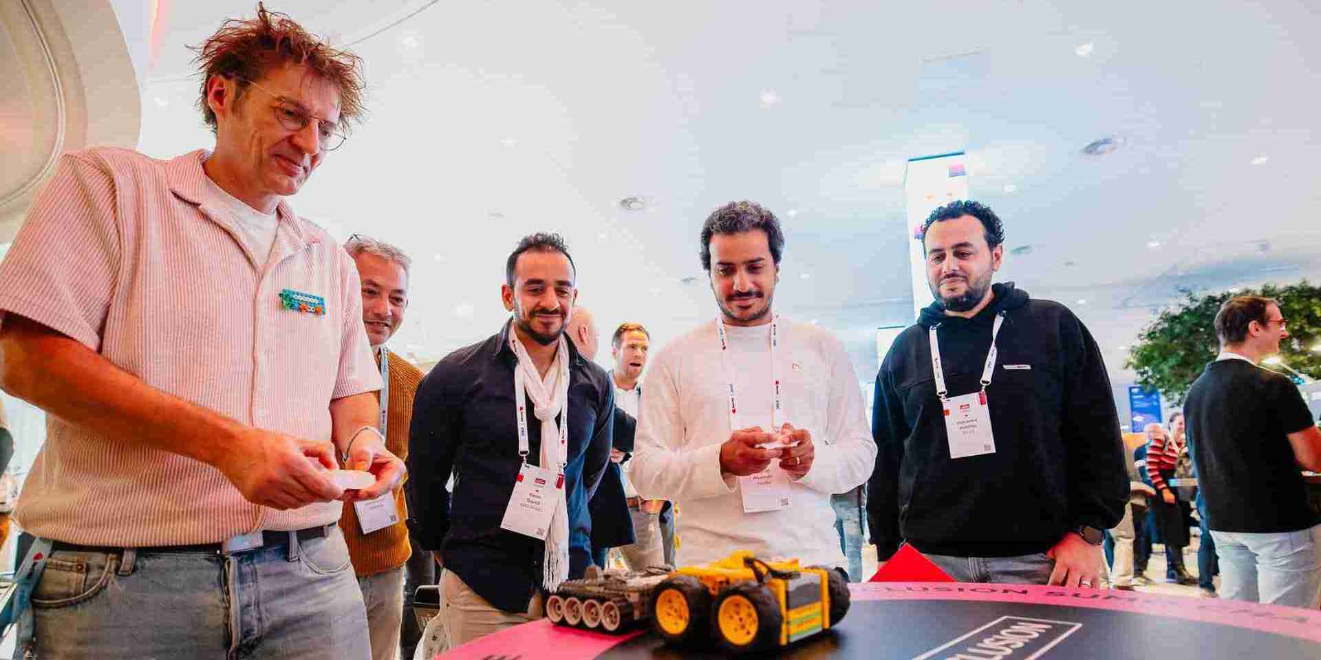 Mannen spelen met lego.