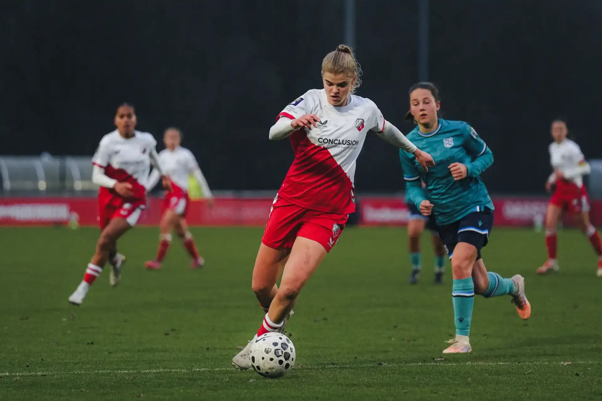 FC Utrecht vrouw aan de bal tijdens wedstrijd.