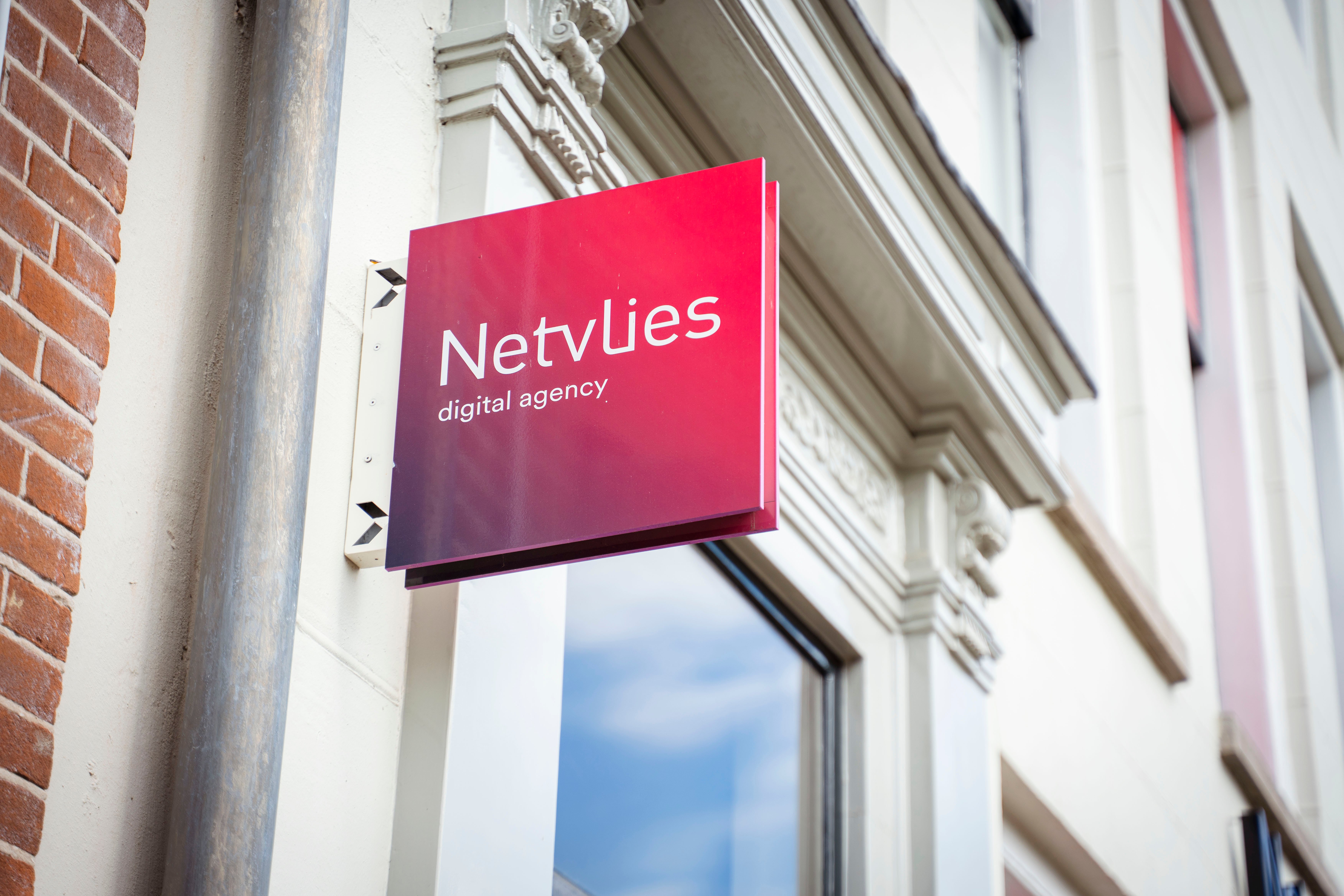 Uithangbord voor Netvlies op een gevel