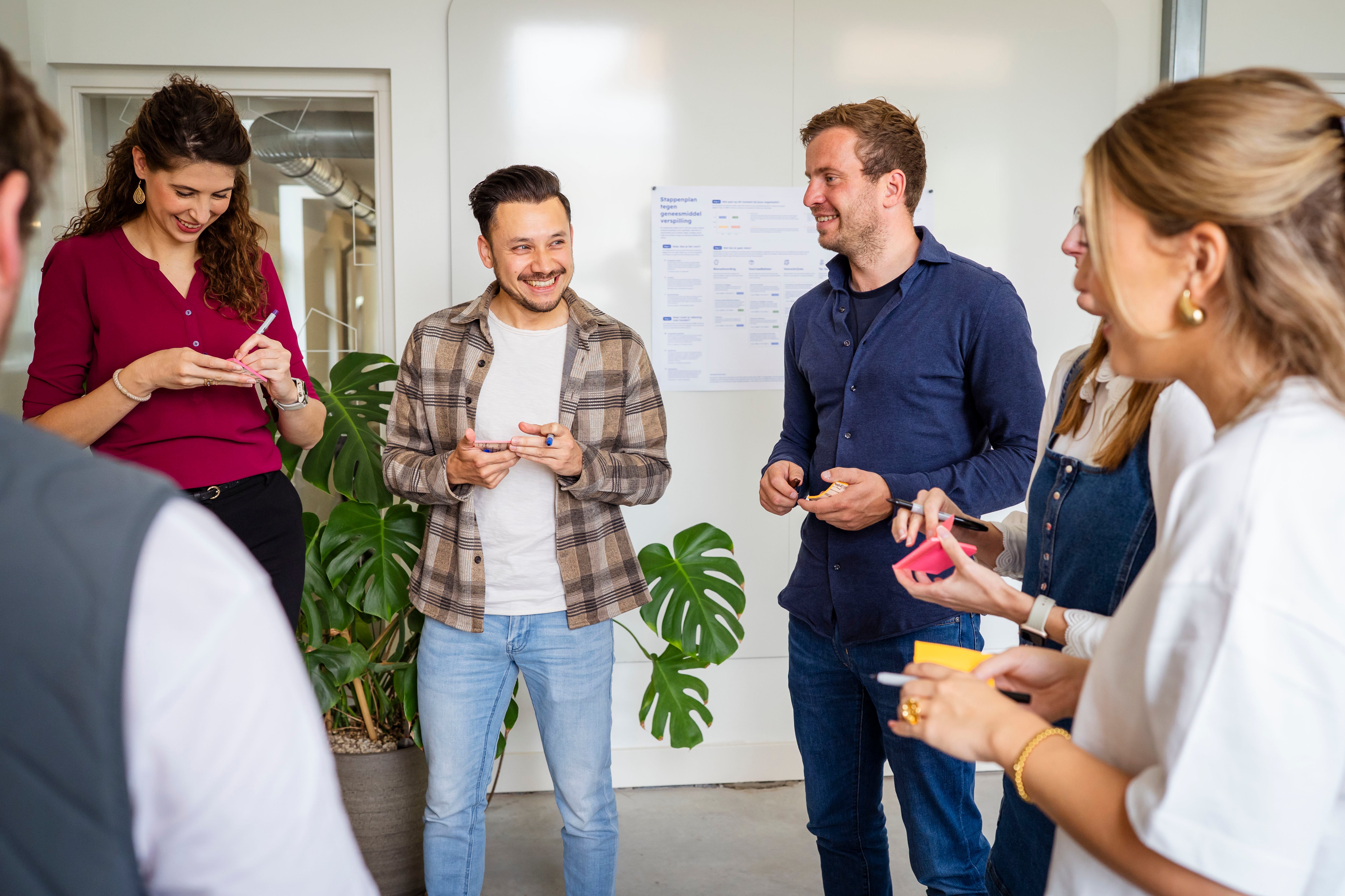 Kantoormedewerkers in een creatieve sessie