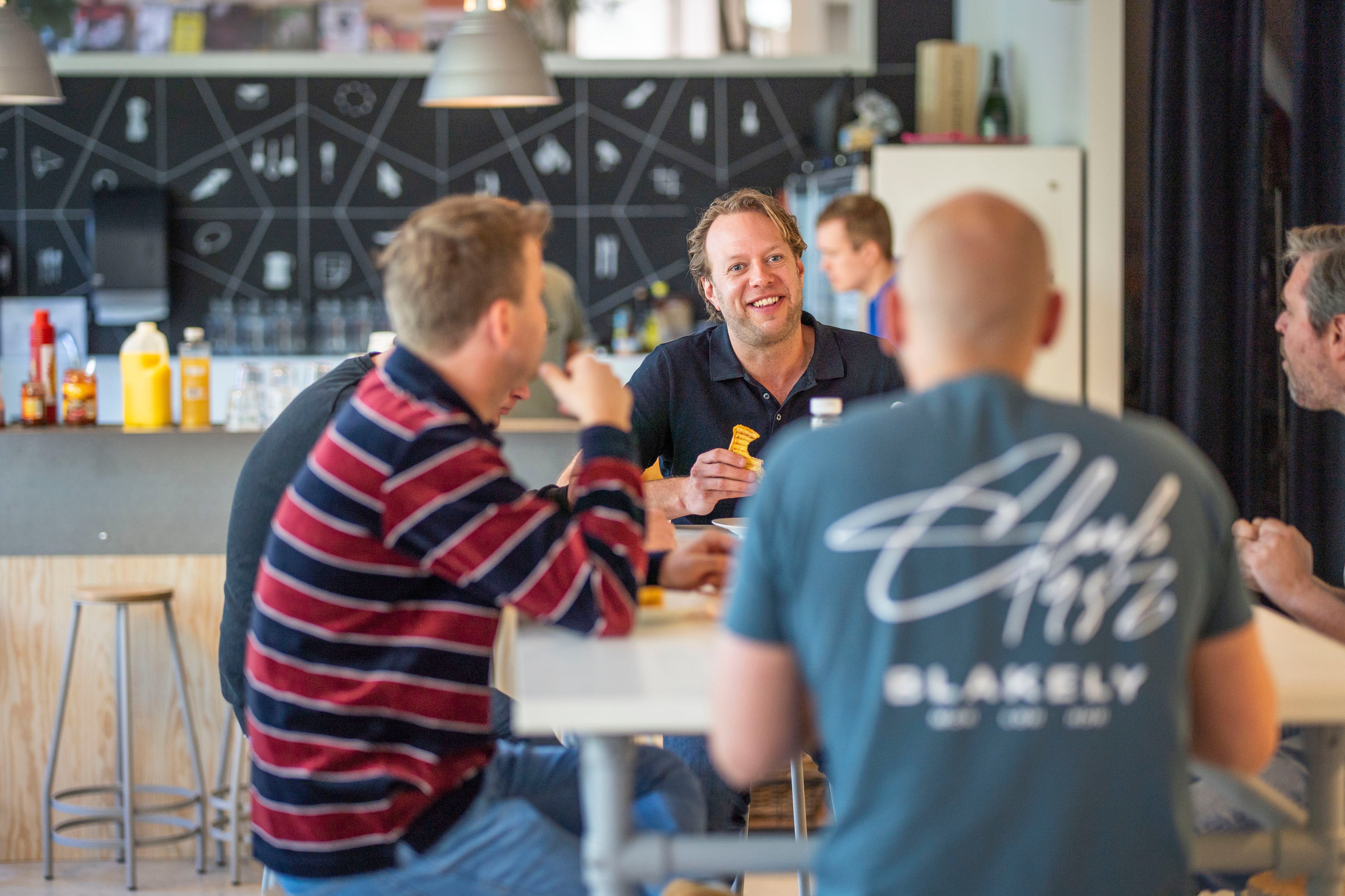 Groep kantoormedewerkers tijdens de lunch
