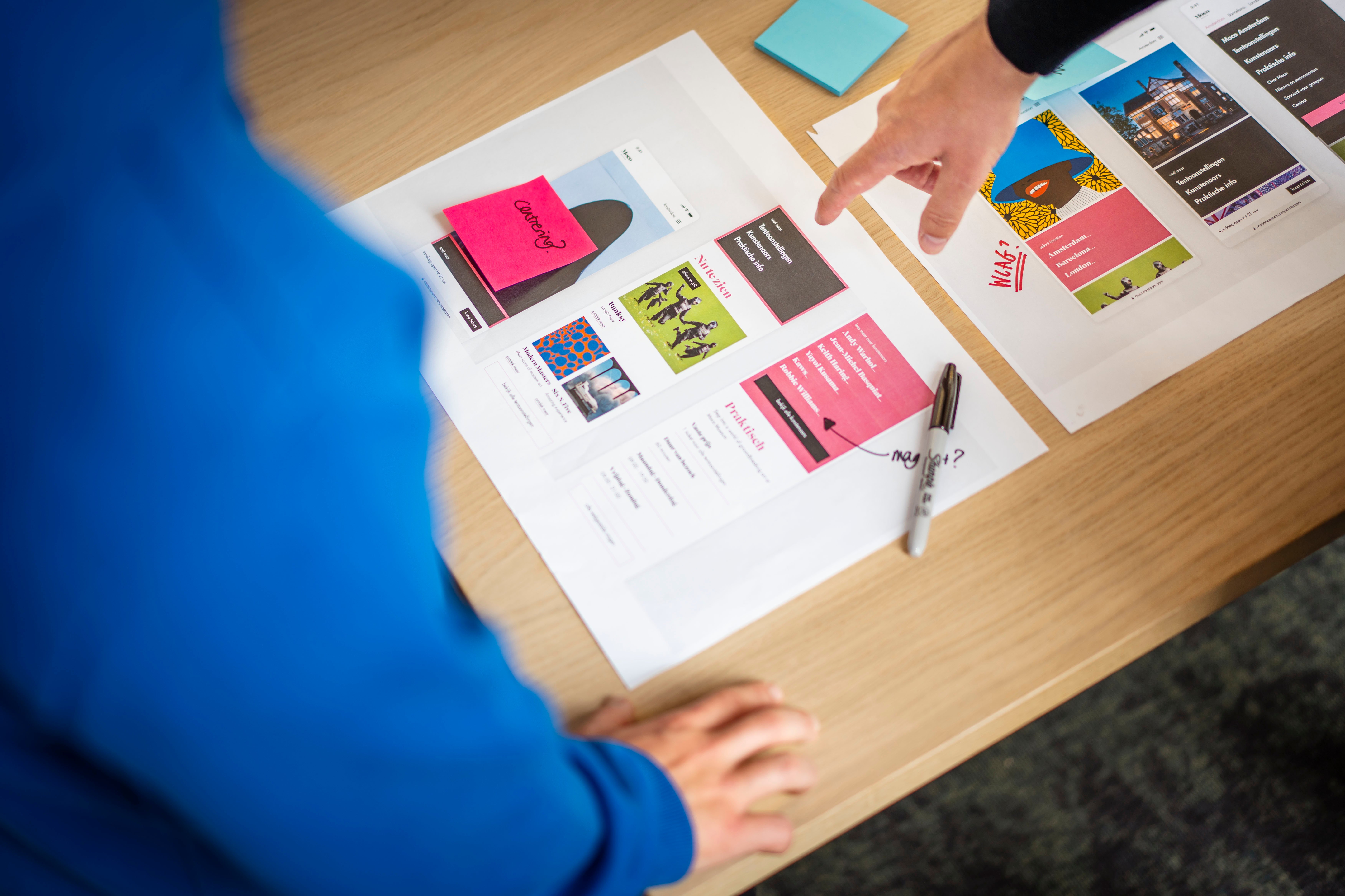 Professional die feedback geeft op mobiele website ontwerpen