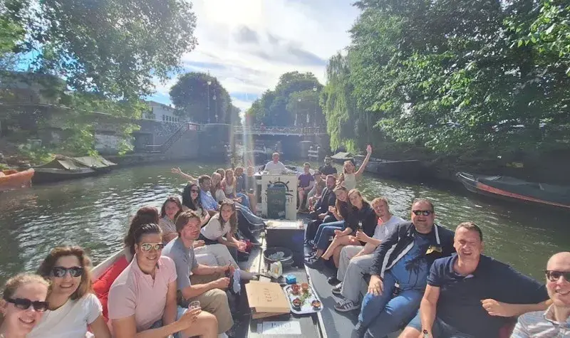 Collega's van Youngclusion op een boot varend over de gracht