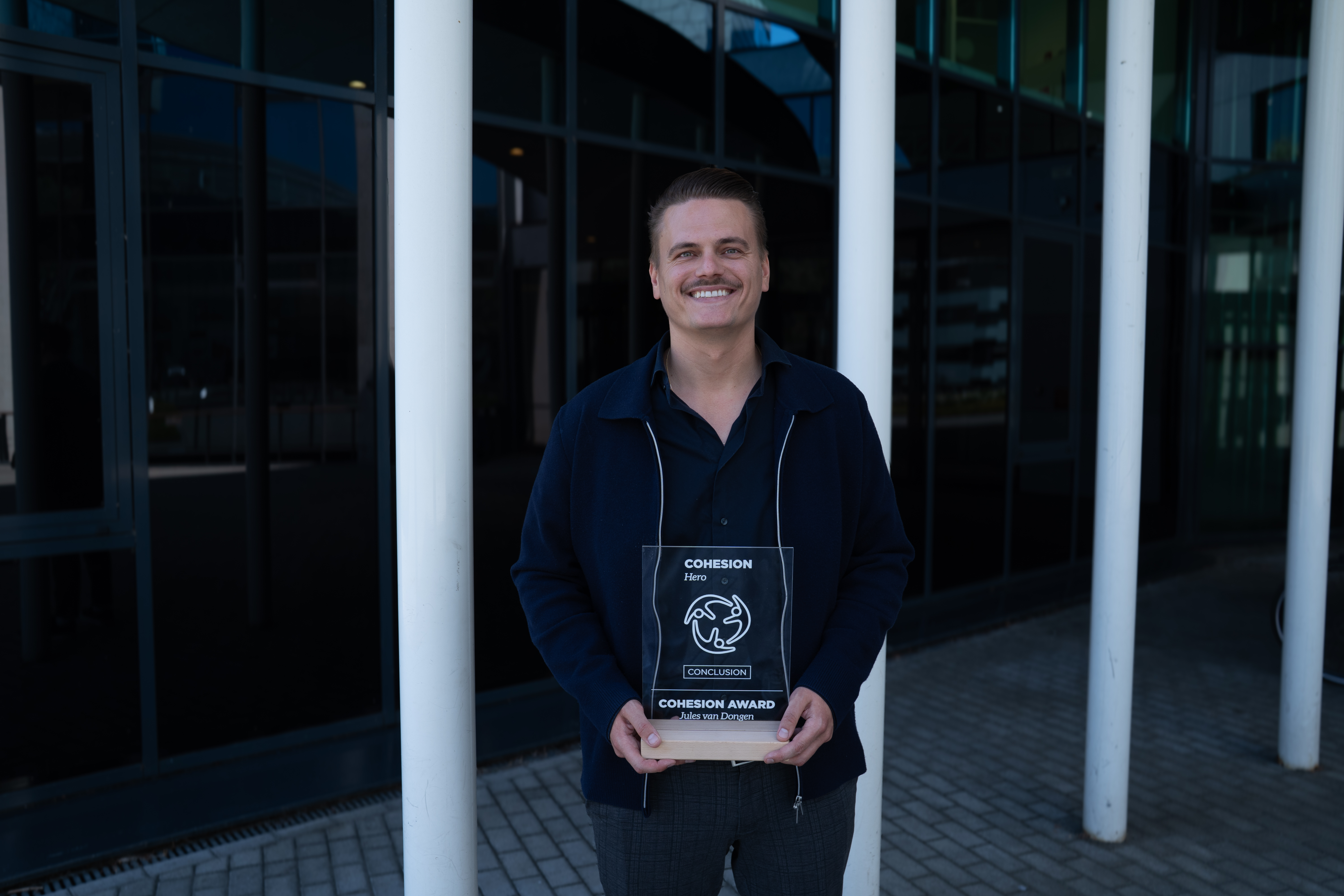 Jules van Dongen met Sales award