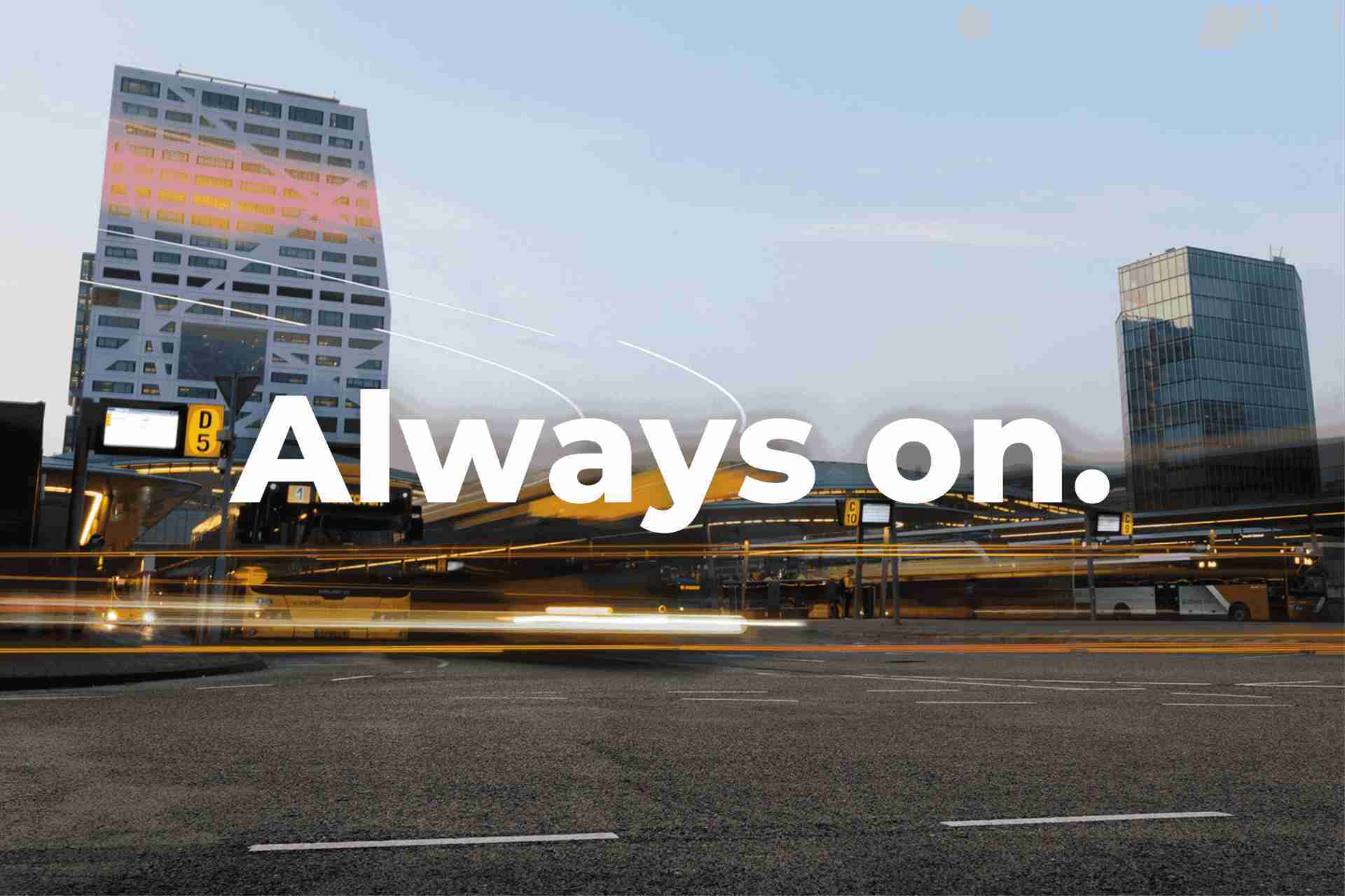 Stadsbeeld met moderne gebouwen en de tekst 'Always on.'