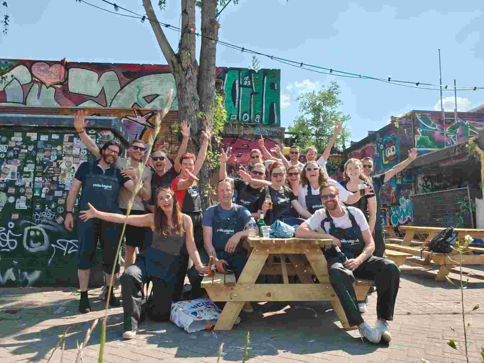 Groepsfoto rondom picknick tafel