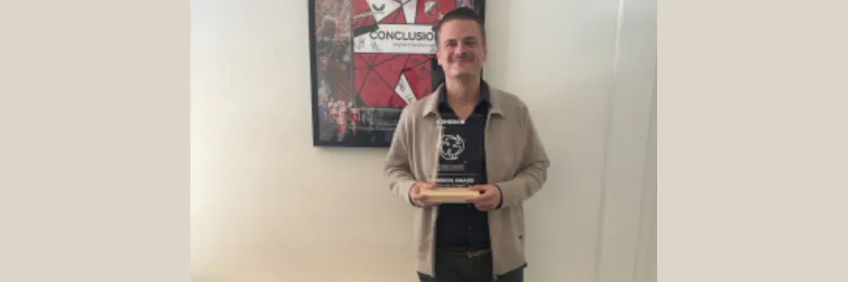 Jules van Dongen met award in zijn hand.