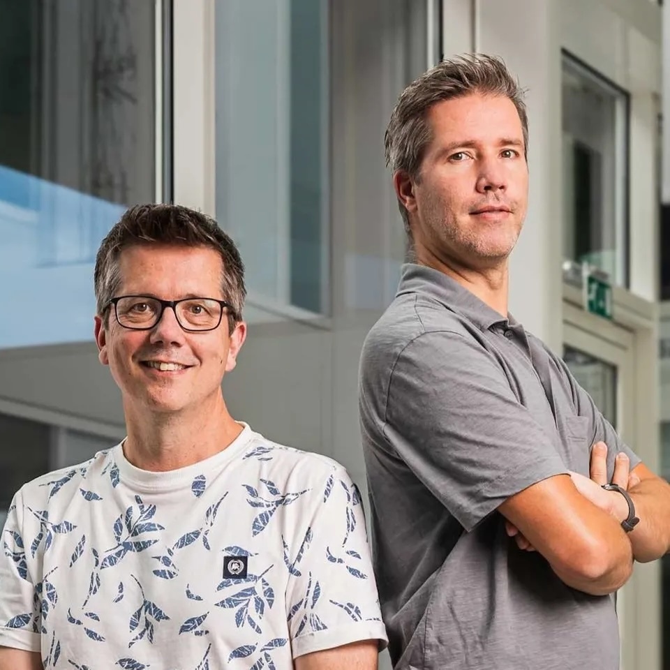 Portrait van Emiel en Paul die naast elkaar staan. 