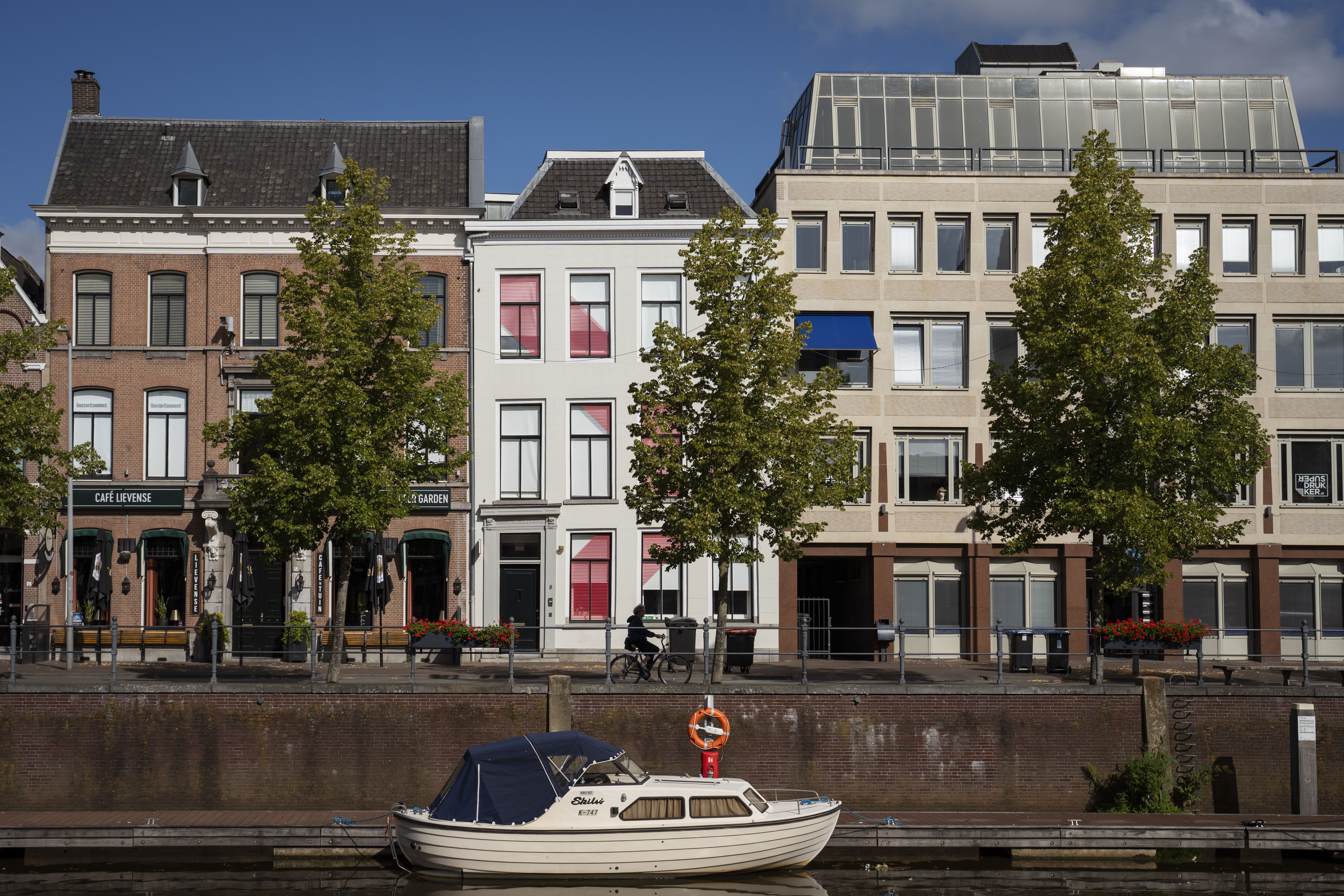Netvlies gebouw van de andere kant van het kanaal